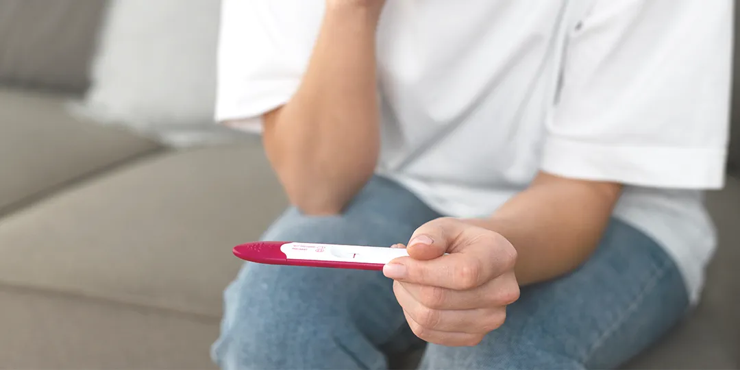 妊娠検査薬を使用する女性のイメージ画像