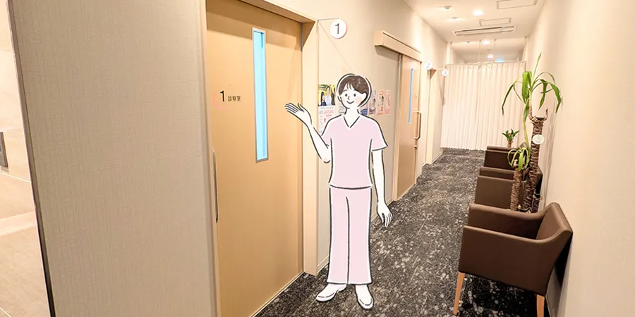 ひよりレディースクリニック福岡博多の診察室へ案内する様子
